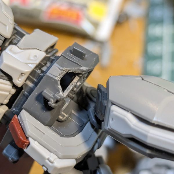 陸ガンに比べると、ネトフリガンダムは可動域微妙に少なめなので、複雑なポージングとか膝立ち出来るように、フレームの干渉部分をカット！カット！カット！！肩周り、腰回り、足首とカットしまくりました✨🙋🏻（1枚目）