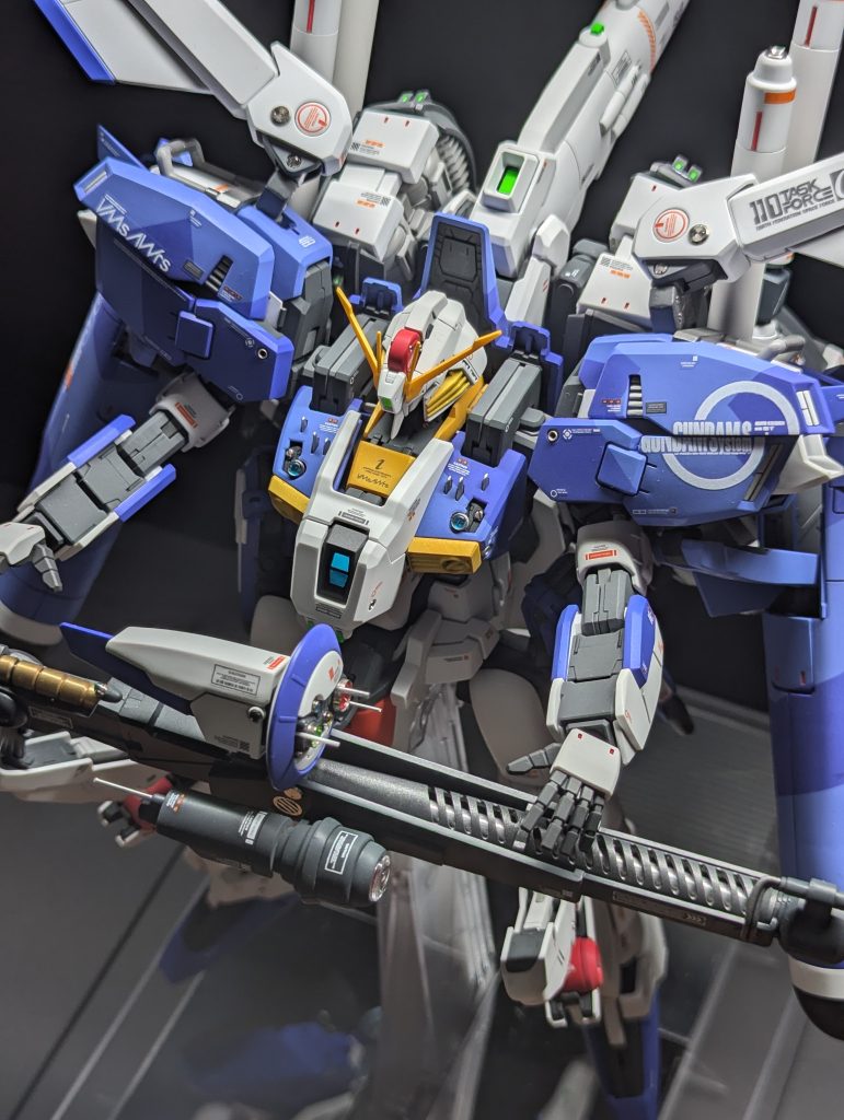 塗装は例のカトキ氏のイラストを参考にスプリッター迷彩で塗装。Gクルーザーに変形後もバランスがとれるように調整して塗装してあります(変形させないけど)。スマートガンのスリットはすべて開口、中にアルミパイプを磨いたものを仕込んであります。