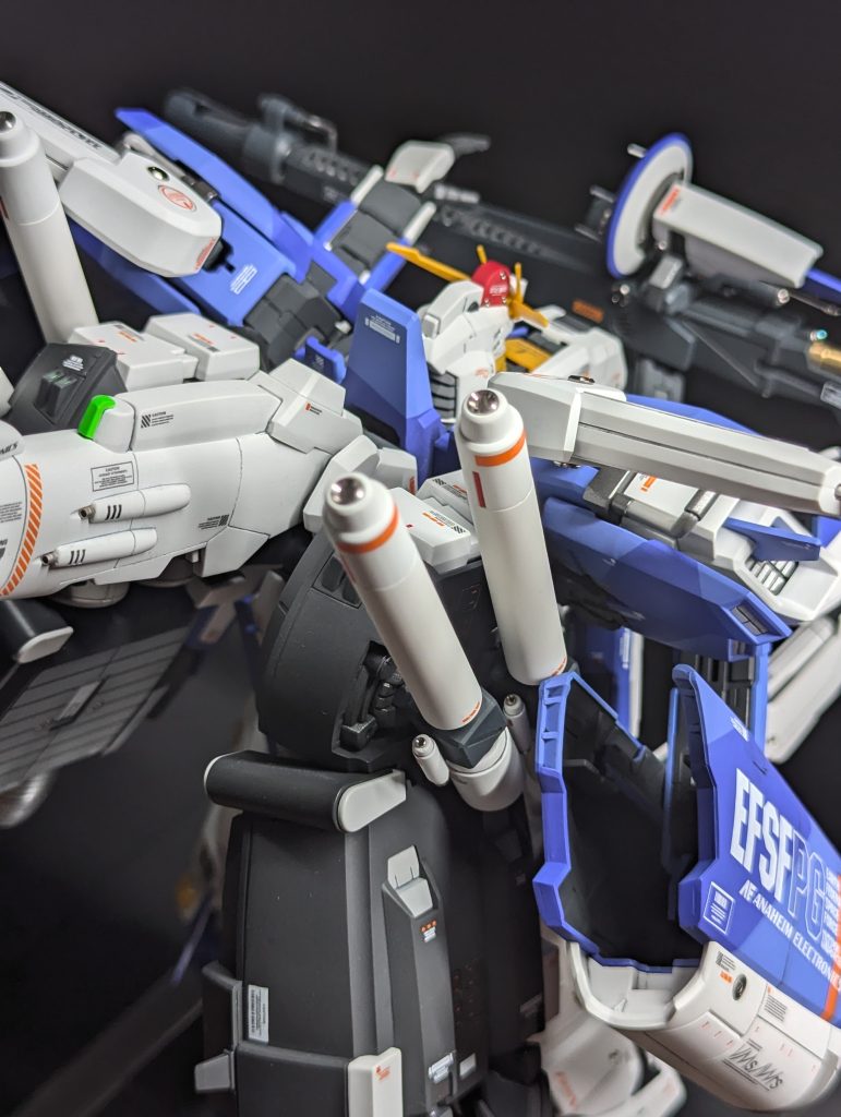 各所にメタルパーツ取り付け。ビームカノンは同じくらいの太さのパイプを加工して置き換えてます。