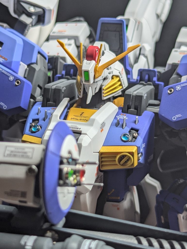 バストアップ頭部カメラの塗装が剥げてる・・・各所にメタルパーツやレンズをつけたりしています。写真じゃわからないですが、胸部ダクトは〇部分とは別にスリットも開口して中にエッチングパーツを仕込んでいます。