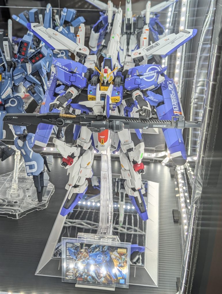 自作ディスプレイケース内にて普段はこんな感じで飾っています。スタンドの上面にはミラーシートを貼り付けケース内の奥壁面にもミラーを貼っているので、全体が見やすくなっています。