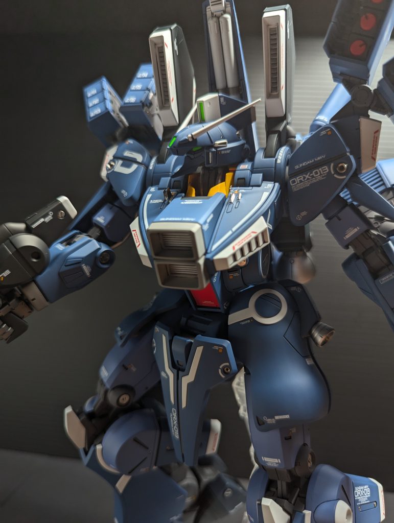 胸部にフィンディテール追加、各所開口してメタルパーツ埋め込みやエッチングパーツ貼り付けなど。前回のEX-Sに比べると控えめ?です。