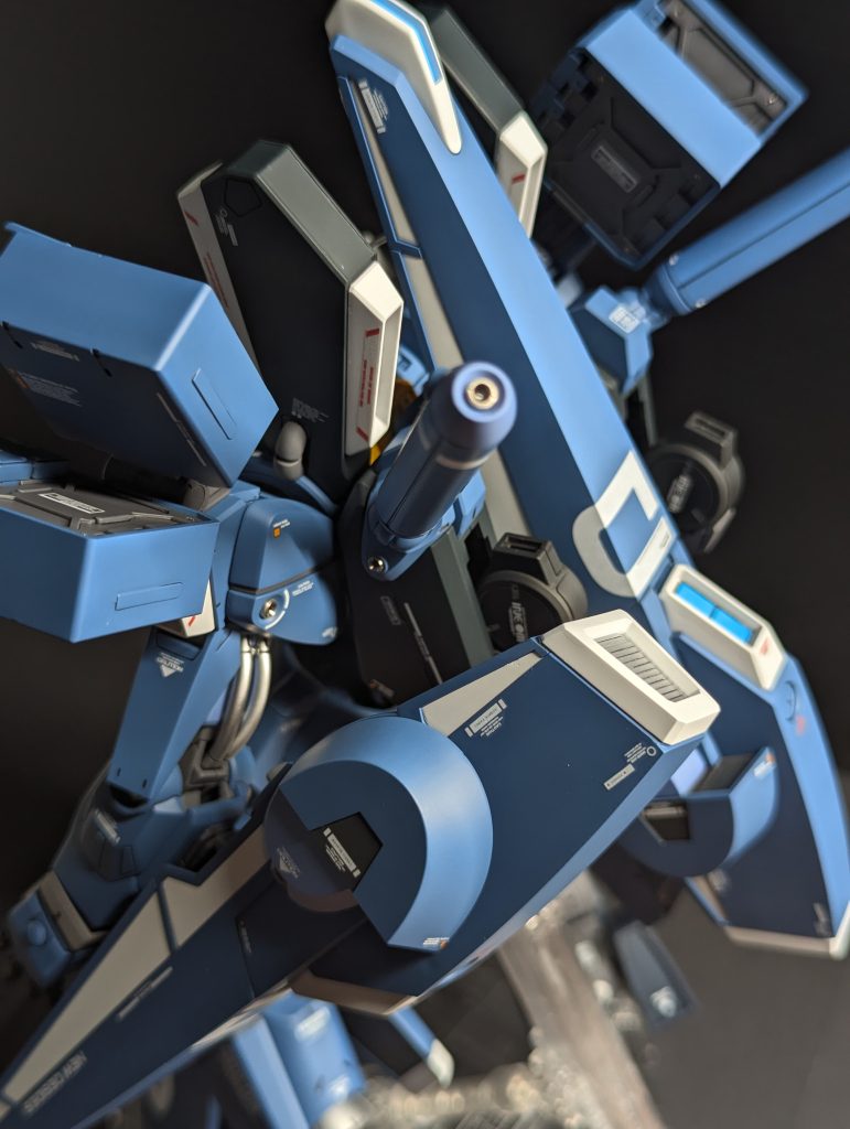 背中が寂しかったので、部品注文でシールド一基分購入して追加。左腕と背中の両方に装備しています。