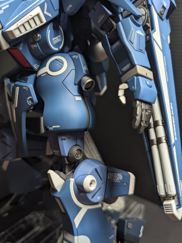 装甲は2色で塗分け。濃いブルーの方が納得のいく調色ができず、カラーを大量に使ってしまった・・・。