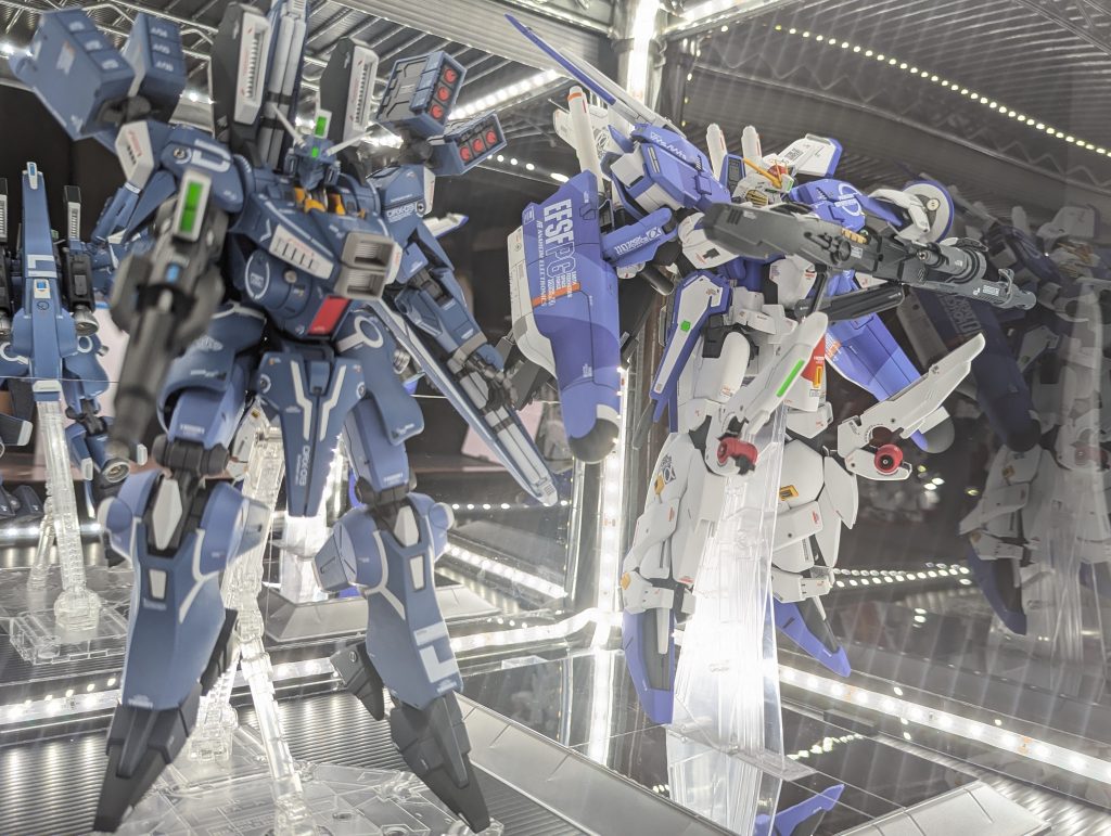 ディスプレイケース内でも隣合わせで飾ってます。