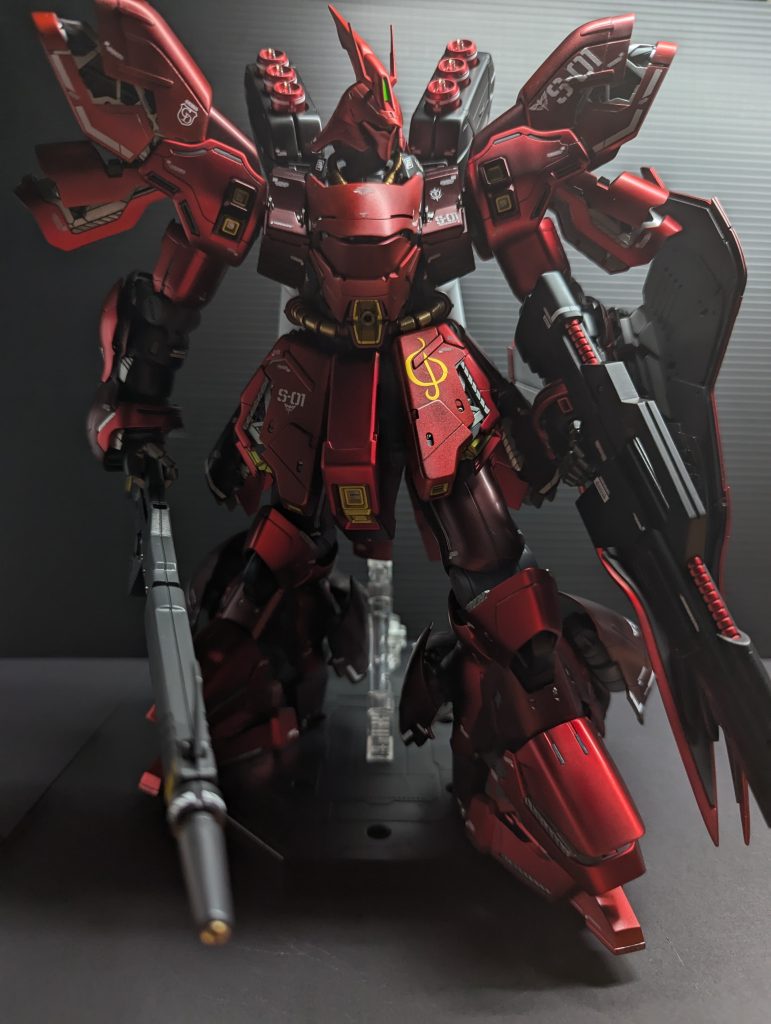 正面から。胸部装甲が笑った猫みたいに見えるのは自分だけですかね・・・?装甲の色は一応3色で分けてます。成型色を参考に濃・中間・薄となっていますが、写真だと中と薄が分かりにくいですね。実物だと結構違います。