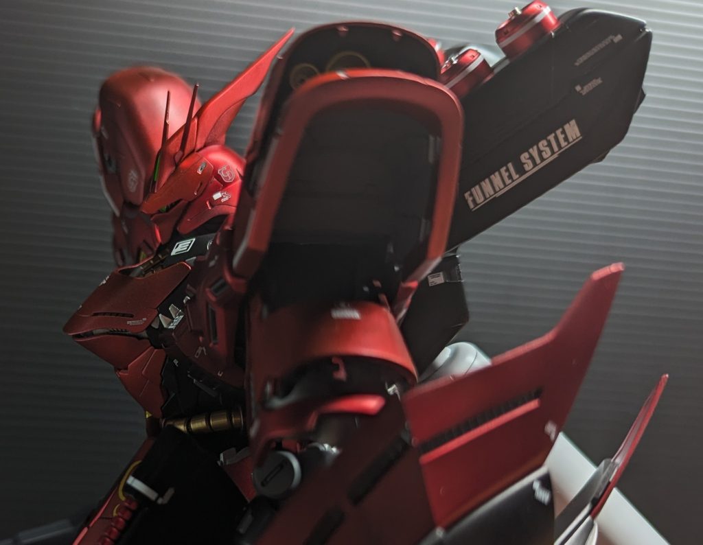 横からこの角度でようやくモノアイが。モノアイもメタルパーツ+レンズに乗せ換えてます。まあ見えないですが・・・。