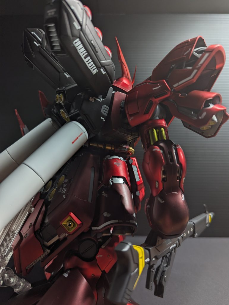 ロングライフルもディテールアップ。デカールはキット付属の物のほか、旧MGサザビーのキャンペーン用メタリックデカールというものを持っていたので、そこからも使っています(ファンネルコンテナやフロントスカートのパーソナルマークなど)。