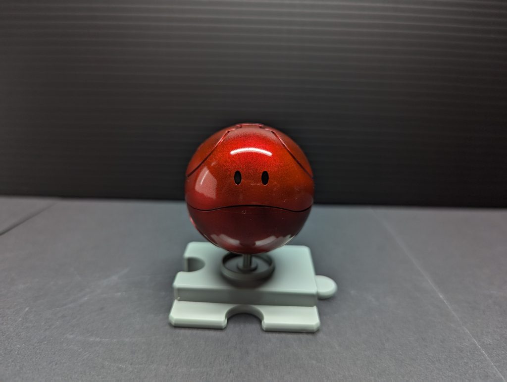 オマケキャンディ塗装の練習台になってもらったハロさん当初はサザビーもツヤありのまま仕上げる予定でしたが、デカール貼り前に仮組したら玩具っぽいな~と思い、最終的にツヤ消しで仕上げました。