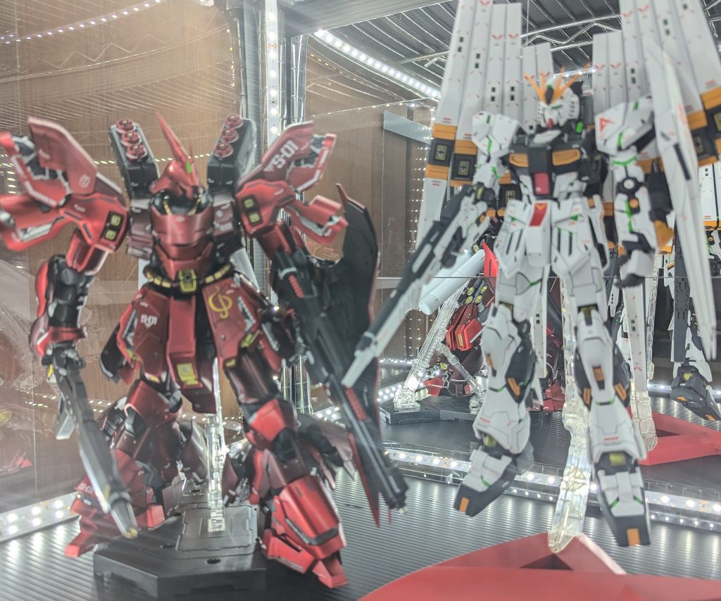 ディスプレイケースにて、サザビーの横にはvガンダムがおります。こちらは次回投稿予定。