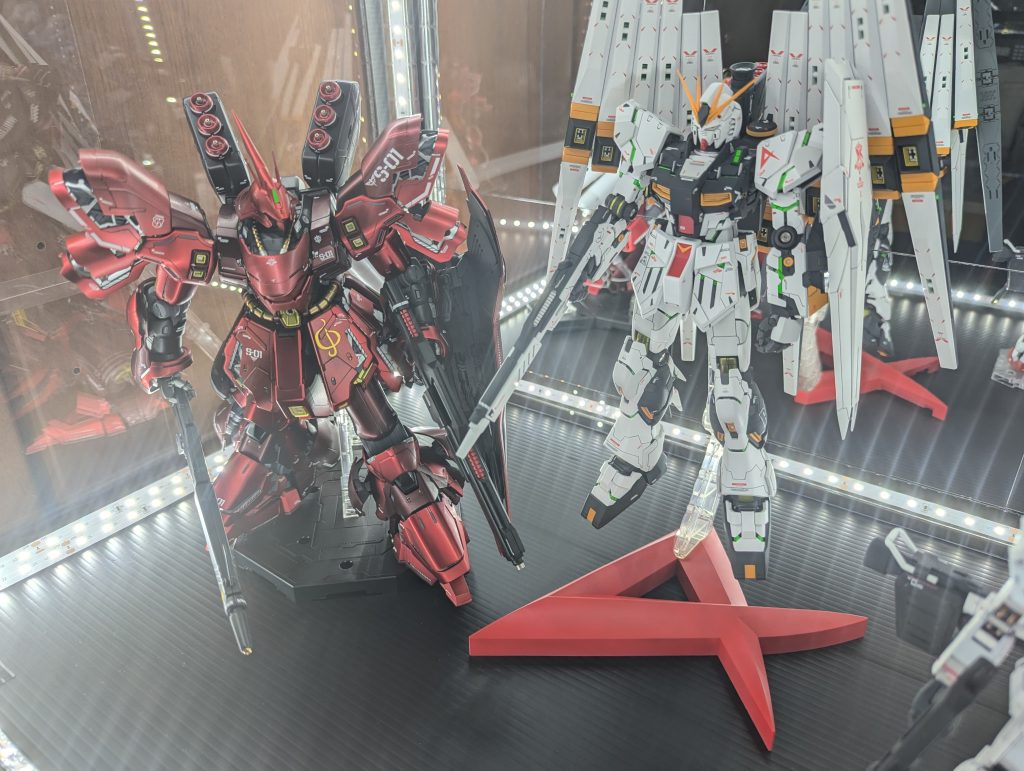 前回投稿のサザビーと。スタンドは成型色の黒から朱色に変更して塗装。クリアー吹付前はもう少し朱色っぽかったのですが、クリア⇒乾燥したらほぼほぼ赤になりましたw