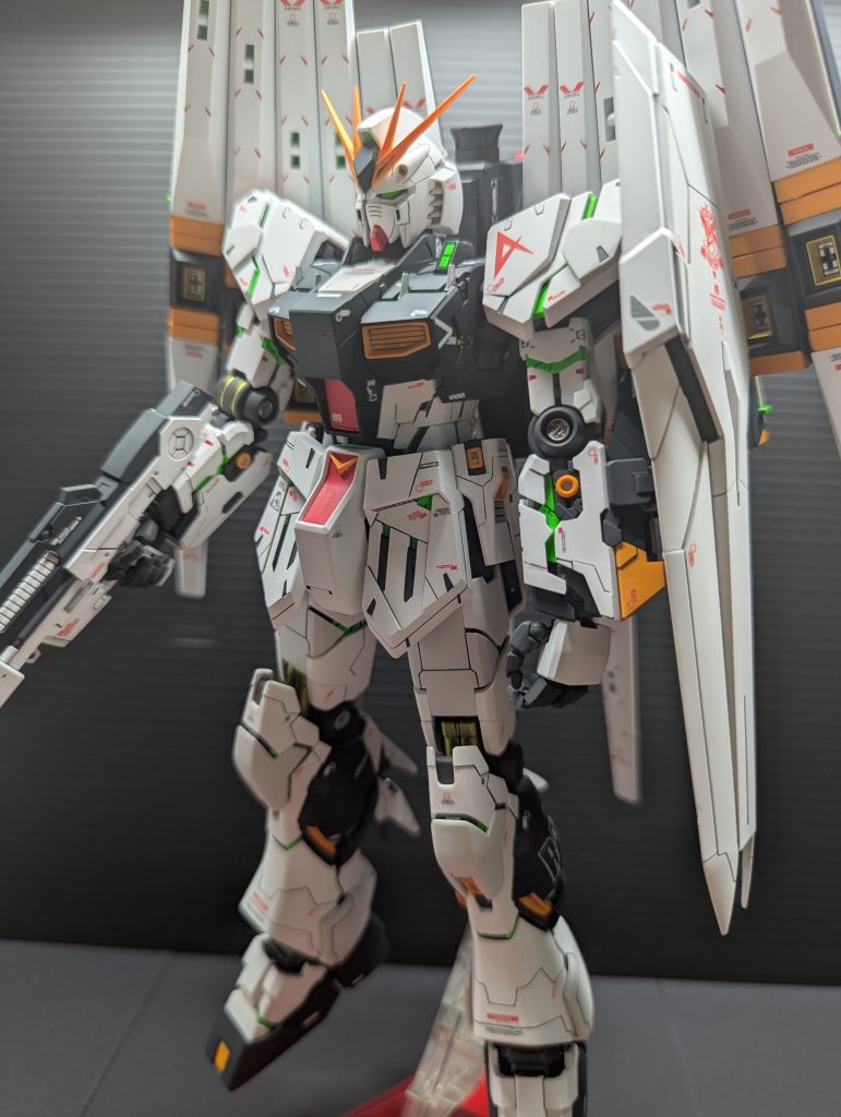 トップ画像を引きで。サイコフレームはすべて蛍光グリーンで塗装。LEDを組み込むつもりもなかったので、目や頭部カメラも同様に蛍光グリーンで塗装しています。また、作ったことがある方は何となくわかると思いますが、サイコフレーム露出部を自分なりの解釈で増やしています。後はいつも通りのメタルパーツによるディテールアップを施しています。