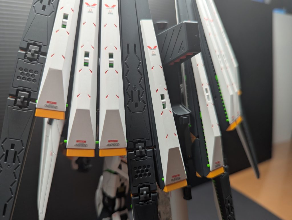 フィンファンネルはポロリするのでジョイント部に瞬間接着剤を点付け、ポロリはしないけど手で外せる程度の強度になっています。ジョイント部が側面から見えているのが何となく嫌だったので、サイコフレーム露出部と解釈して蛍光グリーンで塗装。表面開口部から見える部分も同様に塗装しています(写真でも何となくわかるかな)。