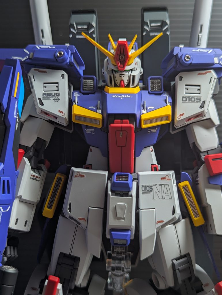 正面から。一部ダクトがメタリック成型色なのは良いのですが、ディテールもほとんど無く解釈が良くわからなかったので、各所にスリット状のパーツをつけています。また□ダクト部にもフィン状のパーツを取り付け。