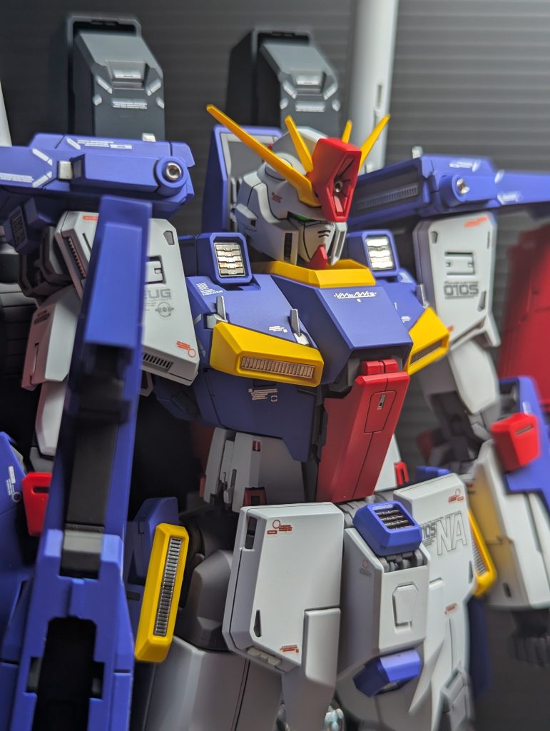 デカールは強化型に付属の物のほか、ノーマル版ZZガンダムVer.Kaを購入時に付属していたキャンペーン用メタリックデカールも併用しています。