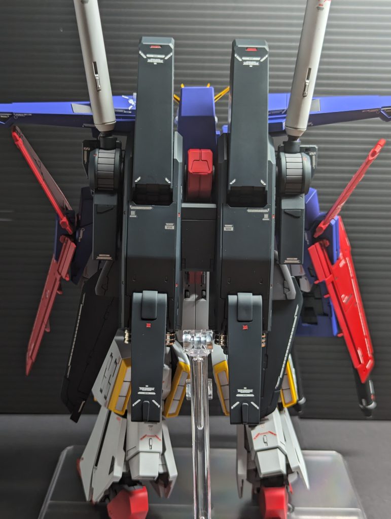 バックから。バックパックのウイングが片方開いてますね。今気づきました・・・そしてなんか傾いてますねw