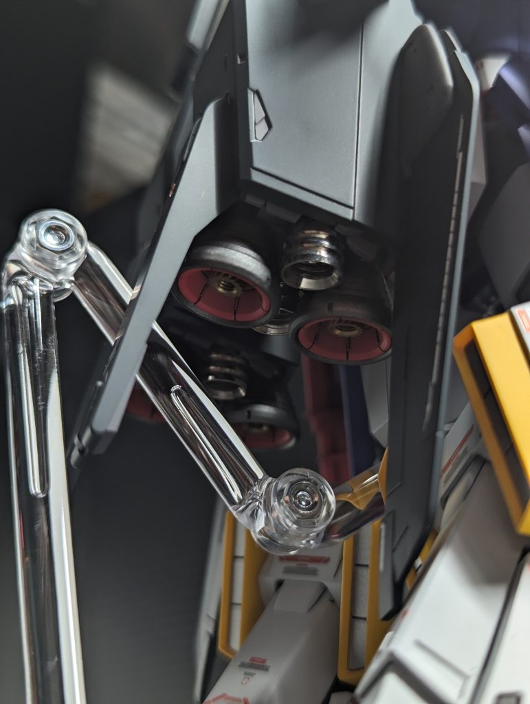 バックパックバーニア横のモールドも解釈が良くわからなかったので、メタルパーツにてバーニアを追加。バーニア内部もディテールアップしています。