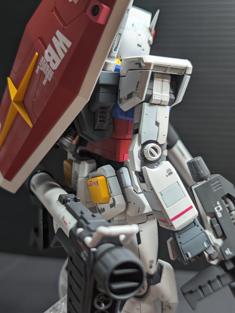 斜め後ろより、気づかれた方もいるかもですが、肘と膝の関節部の〇パーツ、内側と外側で形状が違います(外側はノーマル、内側はマグネットコーティング仕様)。というのも、パーツ洗浄後の乾燥中、乾燥機の中で1割ほどのパーツが溶けて歪んでしまいました・・・そのため、どうにもならないものは部品注文、在庫の無いものや使えそうなものは修正、加工などして使用しました。ですので、一部歪んでいるパーツがあったりします。