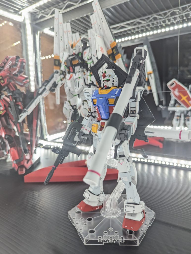 ケース内にて並べるとνガンダムでけえってなります。