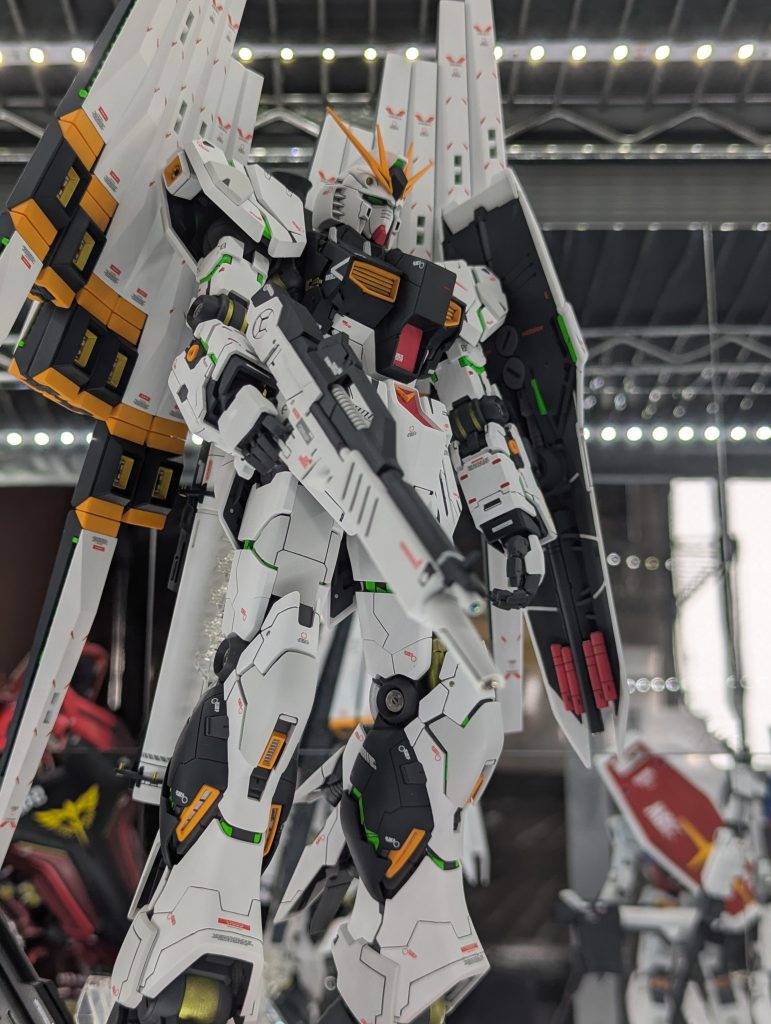 装甲は白部、ダークブルー部ともに2色で塗分け。フレームは一部をゴールドやシルバーでアクセントをつけています。シールド裏もサイコフレームと妄想した部分を蛍光グリーンで塗装しています。