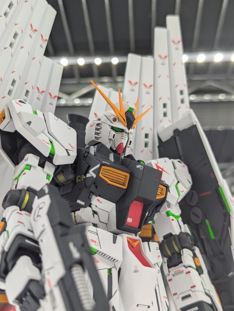 アップで。腹のVマーク部ですが、塗装前のパーツ洗浄中に折れました・・・。 ついでにスミ入れについて一言。自分は基本的に黒もしくは濃いダークグレーしかスミ入れに使いません。影になる部分だから黒以外ありえないという解釈の為です(こういった考えの方、他にもいると思います)。なので見た目が分からなくても、影になる部分は上記の色でスミ入れしています。なんでもかんでも黒でスミ入れしてるなコイツ。と思われるのも何だったので言及しておきたいと思いました。ちなみに他の色でスミ入れするのを否定しているわけではありません。視覚効果として影響が大きいのは理解しています。あくまで自分の中での解釈としてですので、あしからず(偉そうなこと言ってスミマセン!)。