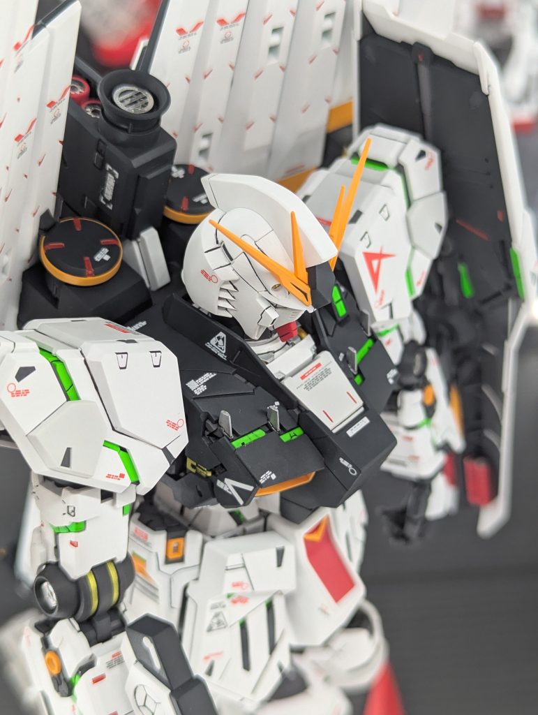 以上、MG νガンダムVer.Ka ダブルフィンファンネル装備型でした。ご覧いただきありがとうございました! 作成した本人が言うのも何ですが、正直ニューガンダムはダブルフィンファンネルよりノーマルな左右非対称の方が好みです。せっかく買ったからダブルフィンファンネルで作りましたが・・・。