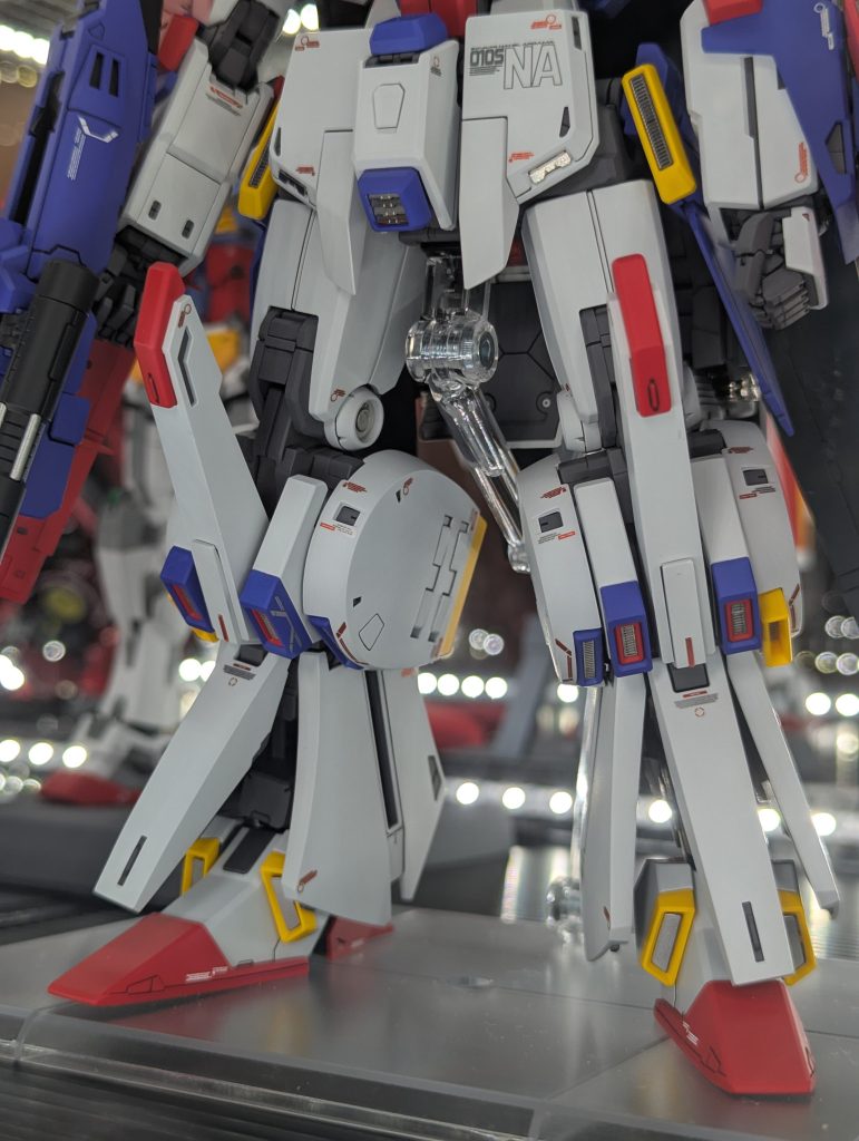 ケース内にて脚部。膝の各ダクトにもスリット状のエッチングパーツ追加。踝の方は周りに隙間があるし、もしかして蓋なのか?と考え、ダクト内部を黒く塗装し、メタリックパーツの方はそのままシルバーで塗装したのみです。