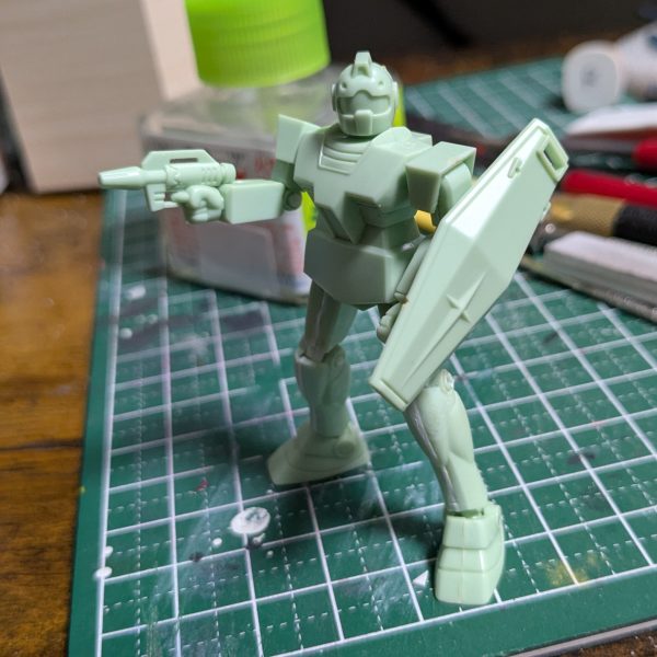 性懲りもなくキロいくらみたいなジャンクのつまったダンボールを買ったら入ってたGMさん。結構よい造形なんですが、足がほっそい。ってなことで足の太さを0.5mmほど太らして、ついでにヒジヒザに稼働軸を仕込むなど。穴あけて1㎜プラ棒とおして終点を低温の半田ごてでちょい溶かして抜けなくするくらいのカンタン加工。なにやってるんだろう。（2枚目）