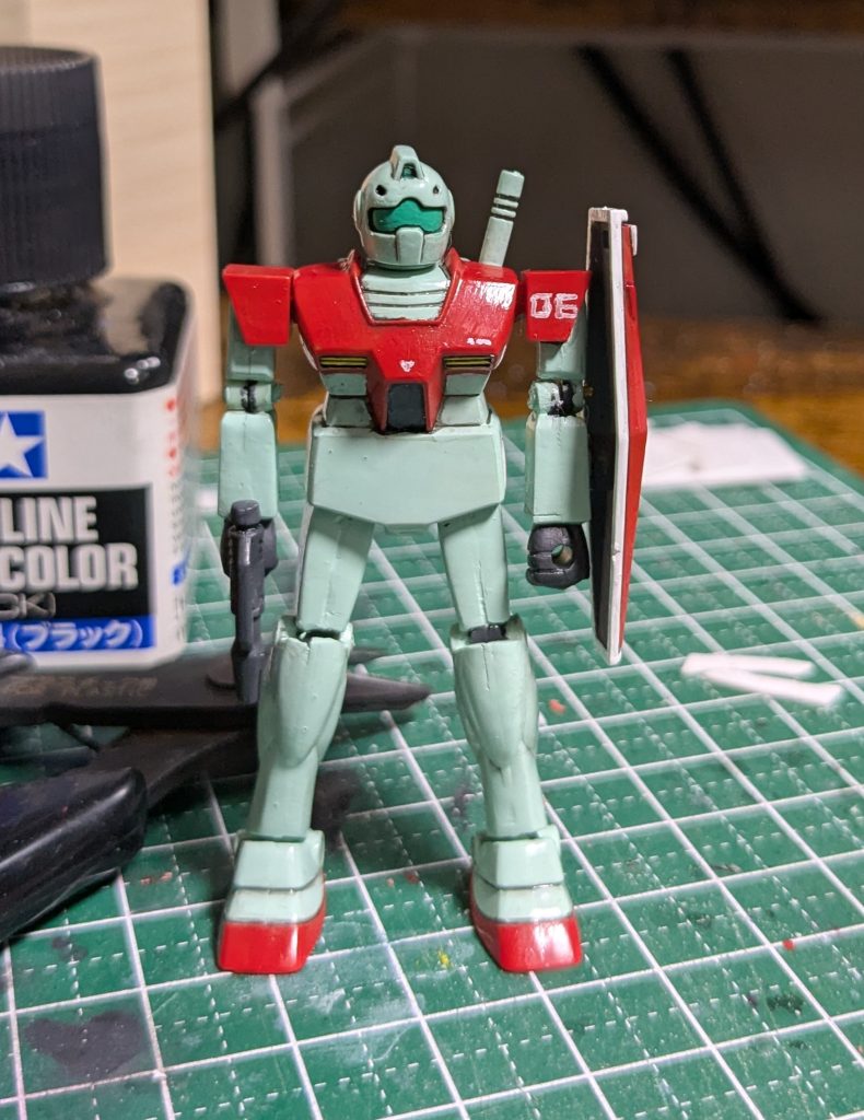 正面。足がものすごく細くてたよりなかったので、幅を0.5mm厚くしてます。まだ細いなあ。もっと太らせてよかった。あとこの膝から下の造形ちがうよね。ガンダムのそのままもってきてるよね。