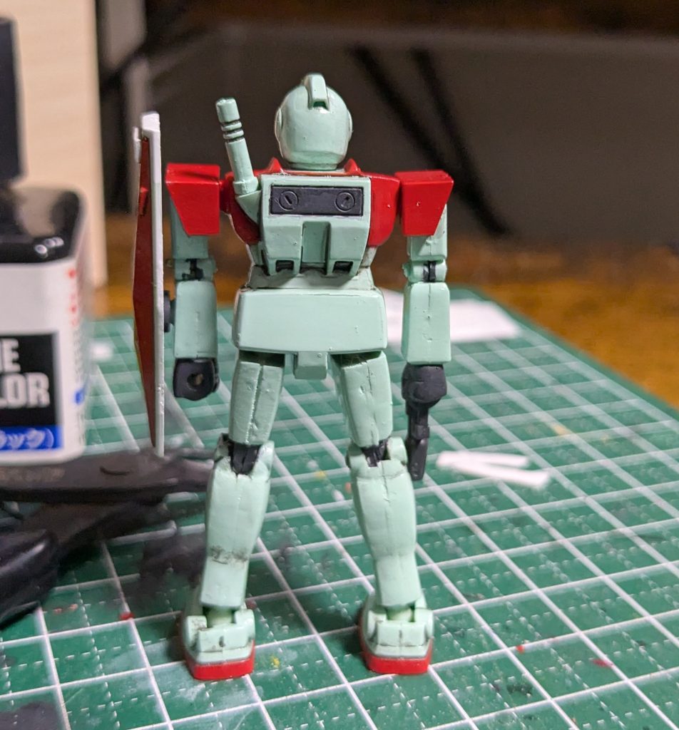 背面。どうせ加工いれるならついでにと思って、肘と膝を稼働するようにしました。まあ1㎜プラ棒とおして両端に低温の半田ごて当てて抜けなくするだけのお手軽レシピ。こう写真にして見ると加工がぜんぶ雑ですね。だって小さすぎて写真にするまでよく見えてないんだもの。