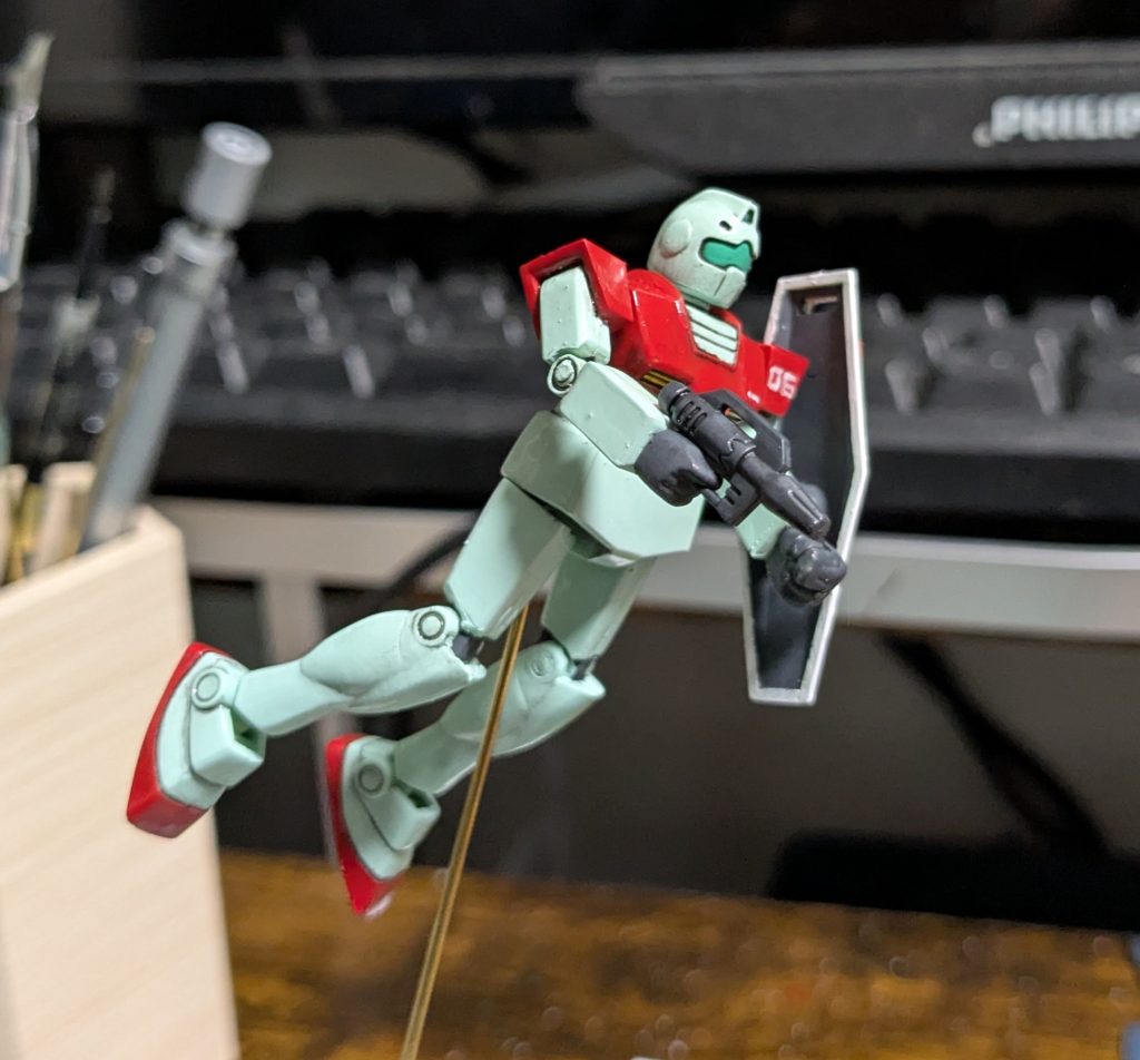 肘膝稼働っていってもこの程度にしか曲がりません。ただ、このノーマルジムさんというと、腰でスプレーガン構えたあまり強そうじゃないポーズの印象が強かったので、肘曲げたかったんですよね。