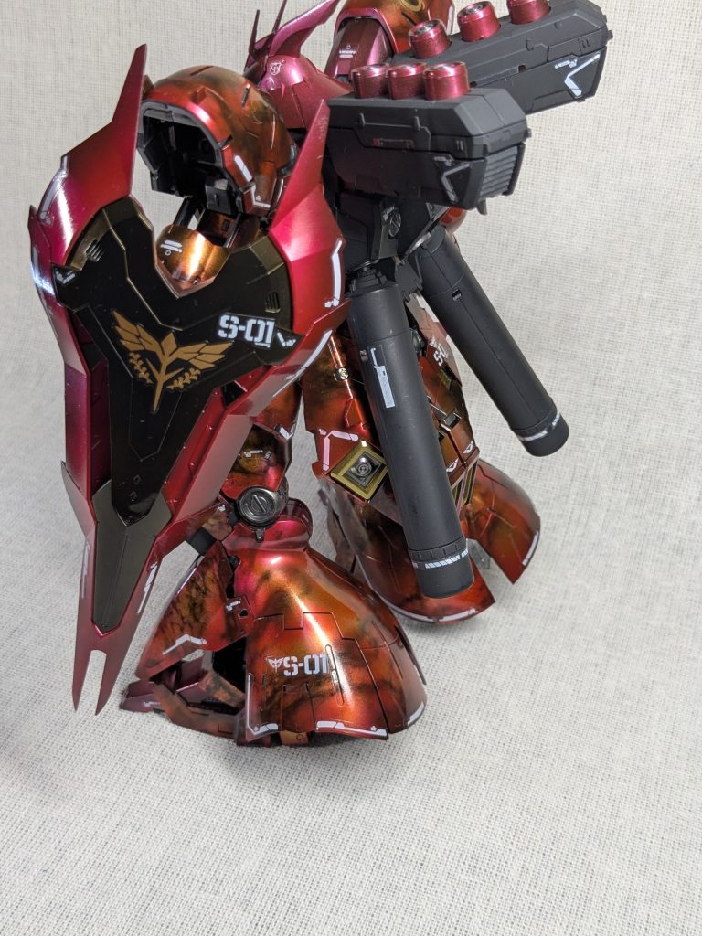 盾は調色した赤でキャンディ塗装（下地はシルバー）　そして黒い部分はスモークグレー（下地はゴールド）で塗装しています