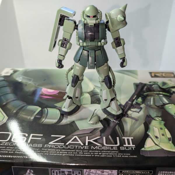 皆様お疲れ様でございます😊ここの所、暑さに負けてガンプラが全く作れていませんでしたが、ようやく過ごしやすくなってガンプラ再開できそうです😆(作業部屋にエアコンが無かったのです…ので、30MMとか30MFとかを素組みして遊んでました)リハビリがてら何か作ろうと思ったのですが何を思ったか初のRGに手を出してしまいました…(何個かあるのですが罪っ放しでコレが初です)作成中に一部破壊するなどアクシデントがありつつ、素組み完了です。…今まで知りませんでしたが良いですねコレ💦ディテールもりもりだし、稼働手があるおかげで1/144なのにザクマシンガンが好きな所で持てる！おかげで、「ホント、惜しかったな…？」のポーズが出来ました。(オオカミは家にありませんが…)このツートーンは好みと違うので別の色にしようかなと思いますが、これからゆっくり仕上げて行こうと思います🤭（1枚目）