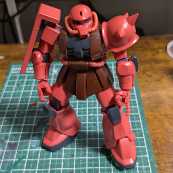 中古で安価に購入できるガンプラとか集めてると、いつのまにかにたくさん増殖してしまってる特定のキットとか皆様あるかとおもいます。あるあるですね。たとえばこれ、旧HGUCのザクⅡ。増殖力高めの個体です。私の手元でも気づけば赤緑あわせて4体ほどに増殖していました。そのまま転がしておいてもそっちのほうが勿体ないんじゃないのん？ってことで、一番程度の悪い個体を犠牲にして改造工作の練習をしてみようかと思い立ったのでした。結構積みあがってきた未着手の箱の山なんか見えない。そんなのなかった。