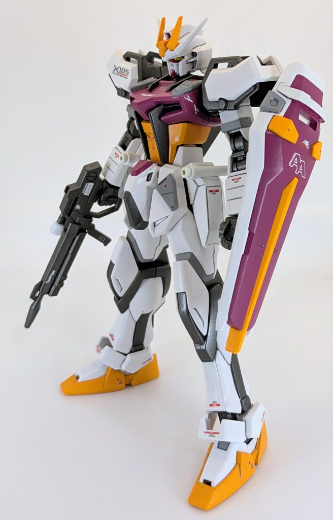 素体。今回初めての筋彫りにチャレンジしてみましたが…。「今の技術力では、あまりやらない方がいい」という結論に達しました笑皆さんなんであんな複雑な模様彫れるんですかねぇ…肩周りとフロントアーマーには、ビルダーズパーツのアーマーを貼り付けてます。左肩は武装つけると見えなくなるので、デカール貼りをサボりました笑