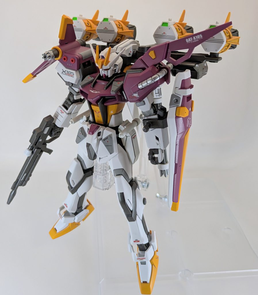 と言う訳で今回は、「機動性が悪い」「武装の取り回しが悪い」「エネルギー消費が膨大」と三重苦を抱えているパーフェクトストライクを個人的に救ってみました!!カラーリングはガンブレ4版ガンバレルストライクを参考に、ムウのパーソナルカラーであるパープルとメビウス·ゼロをイメージしたオレンジで塗装しました。