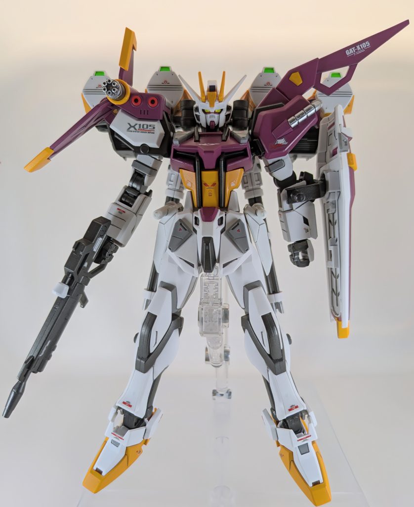 武装各種を装備。右肩のガトリングはコトブキヤのパーツに置き換えました。パンツァーアイゼンはオミットし、通常のシールドを装備してます。あんな小さいシールドだと、防御するのに苦労しそうですからね笑左肩の一部はシールドと干渉しまくるので切断しました。