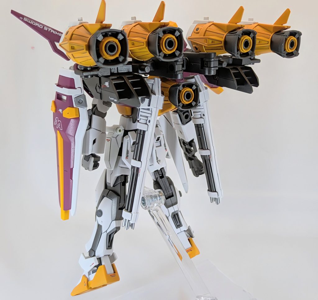 バックショット。今回は上手く纏める事ができました!!ガンバレルストライカーに付属する余剰パーツを使用しガンバレルをマウントしてます。そのままのマウント位置だと両肩の武装類に干渉してしまうので、バトルアームズアームのパーツを咬ませて主翼の位置を後ろに下げ、可動域を維持できるようにしました。