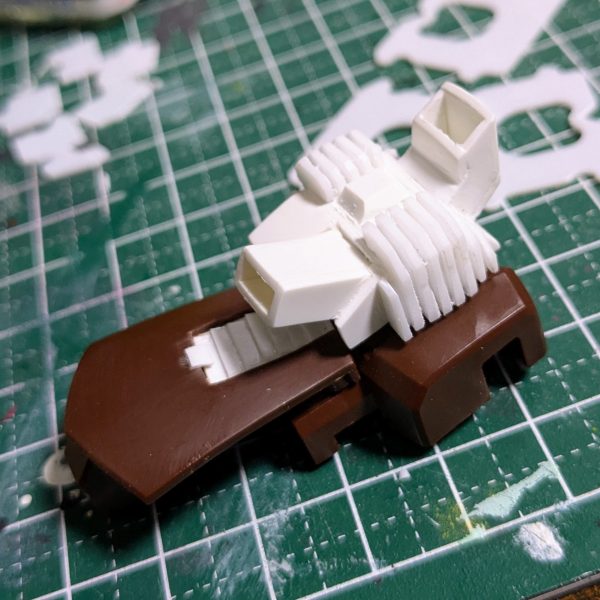 基礎になる部分をちまちまとプラ板で箱型つくったあとにシイタケ構造をくっつけて大まかな形状は完成。シイタケ構造の材料は後ろに映ってる食パンのあれです。素人工作だし、まあこの程度の出来でも良いよね。（2枚目）