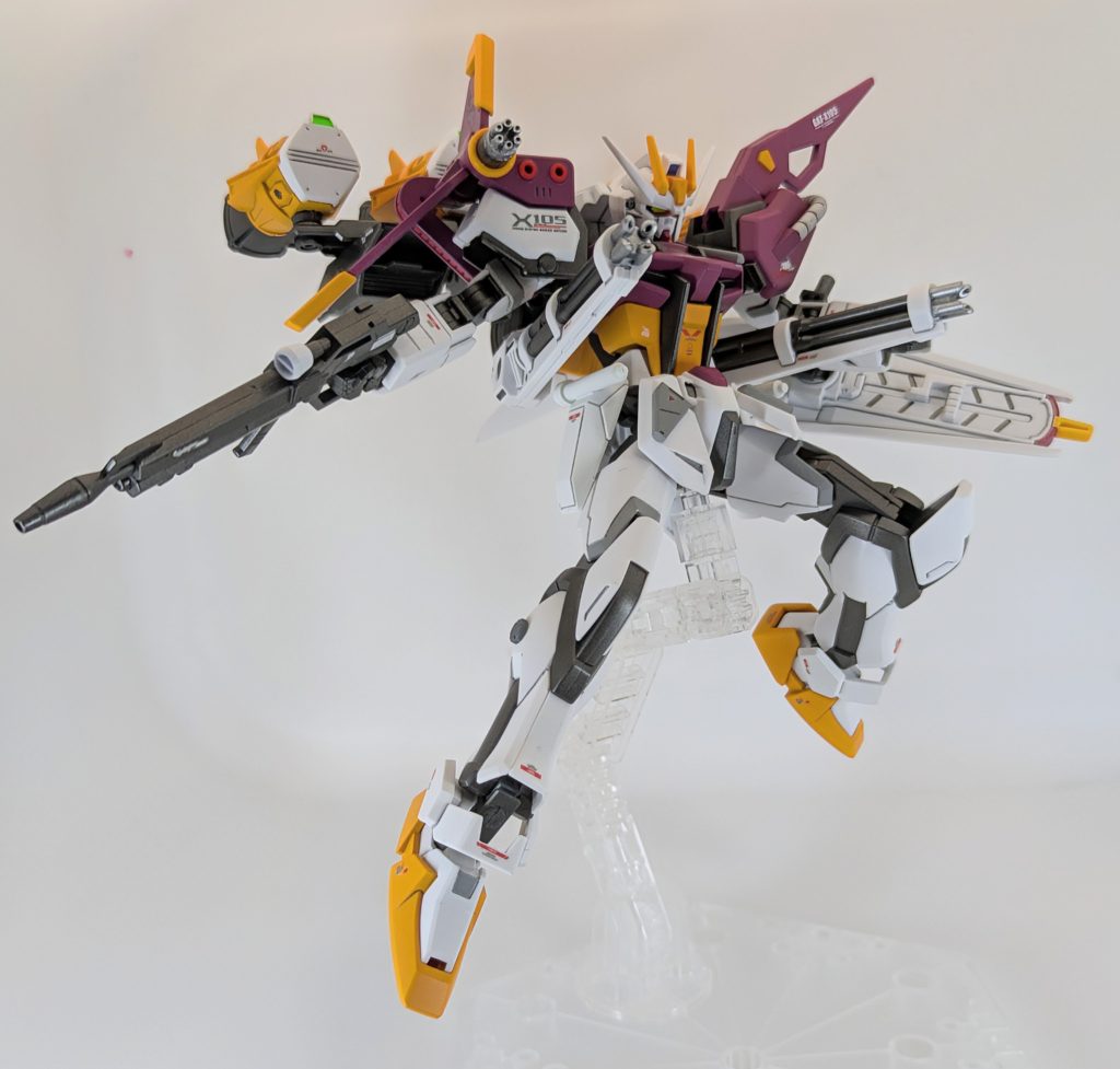 ガンバレルストライカー機首のガトリングは懸架式に変更しました。「実弾武装を多く搭載する事で、バッテリー消費の問題を解決。弾を撃ち切った後はデッドウェイトを避けるためパージする事が可能」という設定です。