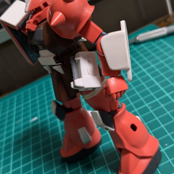 左腕の追加装甲と、腰の左右についてるやつを作成したり。2連装ミサイルポッドはきれいには構えられないけれど一応可動。逆側のクラッカーポッドは加工さぼったのでただの箱。開いたりもしない。（2枚目）