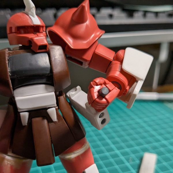 左腕の追加装甲と、腰の左右についてるやつを作成したり。2連装ミサイルポッドはきれいには構えられないけれど一応可動。逆側のクラッカーポッドは加工さぼったのでただの箱。開いたりもしない。（1枚目）