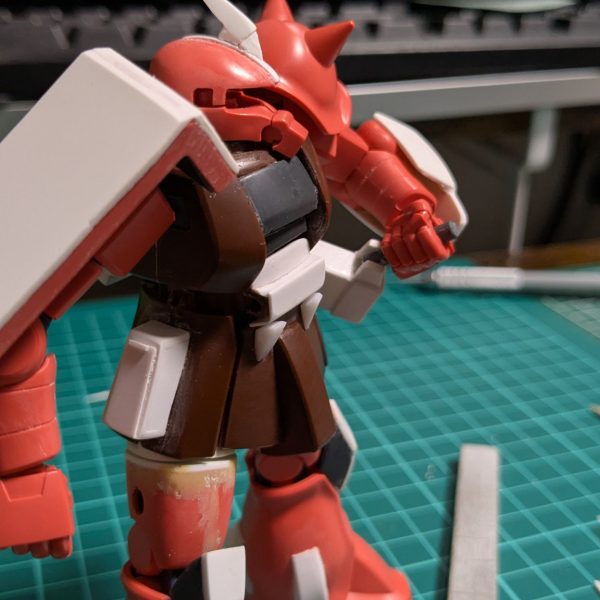 左腕の追加装甲と、腰の左右についてるやつを作成したり。2連装ミサイルポッドはきれいには構えられないけれど一応可動。逆側のクラッカーポッドは加工さぼったのでただの箱。開いたりもしない。（3枚目）