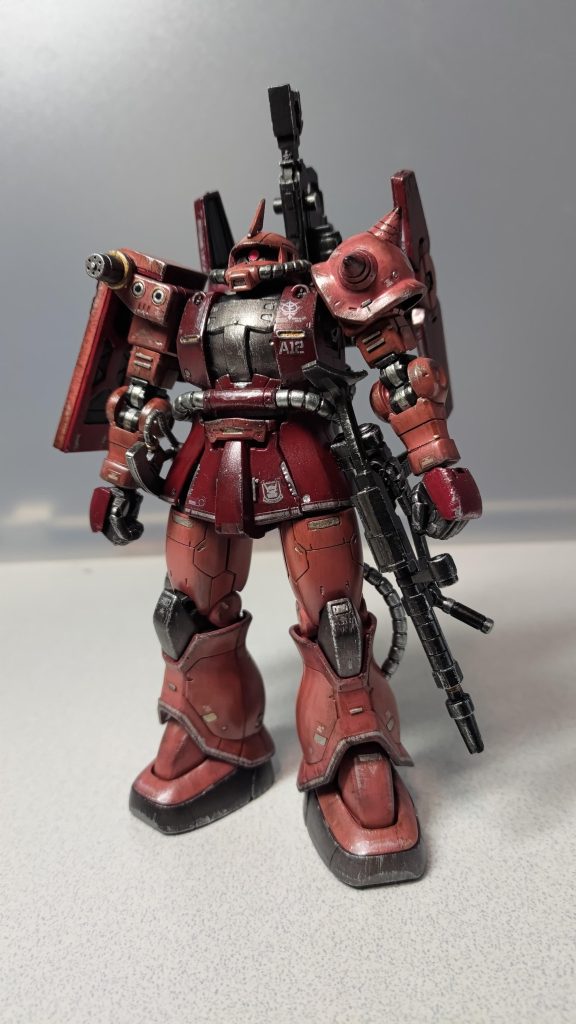 フロントショットです。手首は左の平手以外、オプションのビルドハンズ(丸型)に交換してます。<備忘録という名のカラーレシピ>赤：マルーンとGXメタルブラッディレッドを6：4くらい桃：MSシャアピンクとGXメタルブラッディレッドを6：4くらい、モノアイはHアイズ(クリア)に蛍光ピンク黄：GXメタルイエロー　　銀：ガンクローム黒：焼鉄色、黒鉄色、メタルブラック　　金：ゴールドドライブラシ：タミヤアクリルのクロームシルバーウェザリングマスター：ガンメタル赤と桃はかなり成形色に近い色になりました。