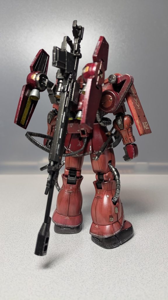 バックショットです。シールは付属のマーキングシールと100均の極薄シールを使いました。多少は余白を切り取ったんですが、やっぱり段差が出ちゃいますね。収納時のヒートホークは右腰に装備して、ザクバズーカはオミットしてます。以下、アクションポーズです。