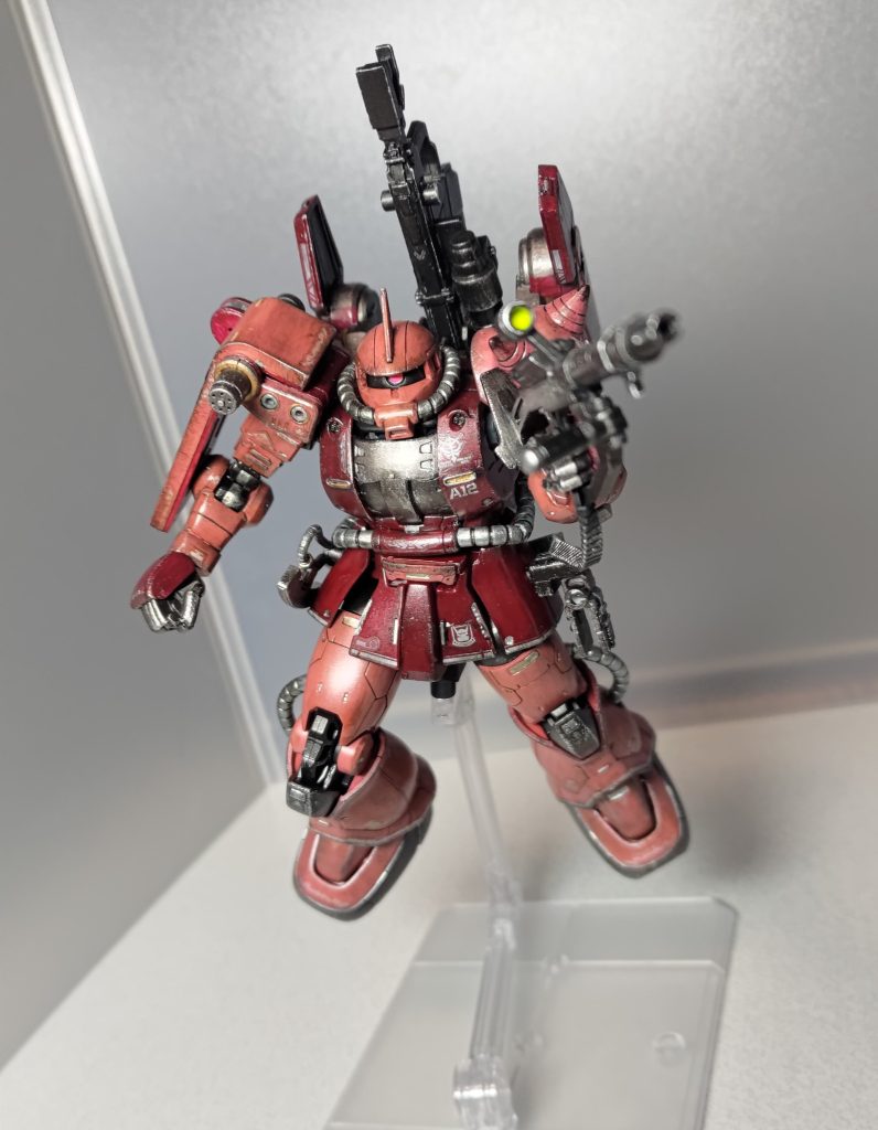 給弾ベルト式ザクマシンガン。本キットに付属する豊富な銃火器の中で唯一、スコープとフォアグリップを銃身の右側に振れます。どうしてもこれを左手に持たせたくて、左腰にジョイントを追加したのです。