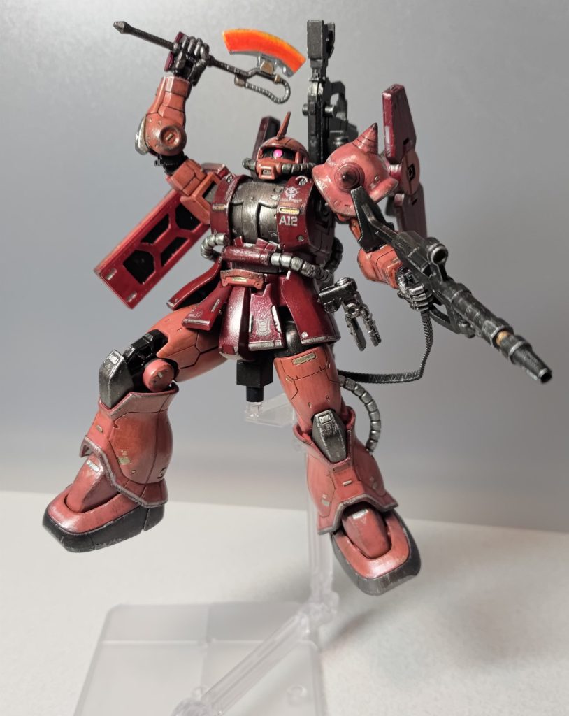 コンボウェポンユニットはザクの肩とシールドに合わせて切削しており、パージ可能です。ヒートホークの赤熱表現は難しかった・・・ガンクロームの上に蛍光レッドや蛍光イエローを塗り、タミヤアクリルのホワイトで刃先にスポンジチッピングの要領で白を乗せてからリアルタッチマーカーのイエローで全体をぼかしてみました。今の私の筆塗りスキルではこれが限界ぽいです。以上、ご覧いただきありがとうございました。