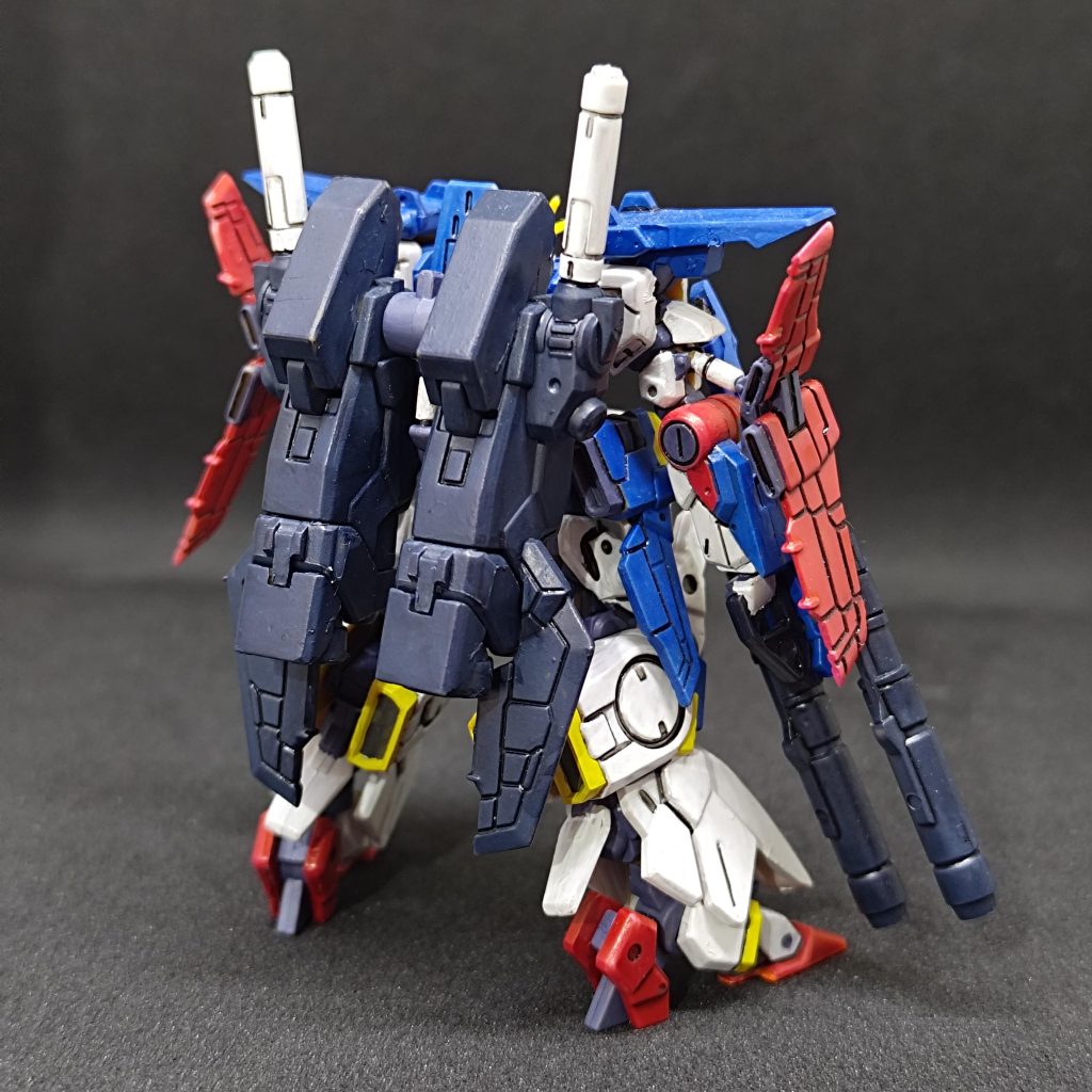 バックショットZZのバックパックは大きくて迫力がありますね。半年くらい前に作成しました。当時は気にならなかったのですが、今思うとガンダムマーカーって重ね塗りができないので塗りミスやムラをリカバーするのが非常に難しかった記憶があります。アルコール塗料なので上から塗ると下地が溶けちゃうんですね。なのでムラを消そうとすると下の塗料を溶かし新たなムラになってしまうんです。特に白は隠蔽力も低くムラを消すのが非常に難しいです。逆に暗い色はノリもよく隠蔽力も高いため結構きれいに塗れます。