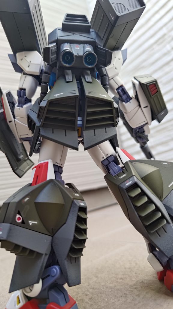 バックパックとホバーユニットは腰部と脚部にモリモリ