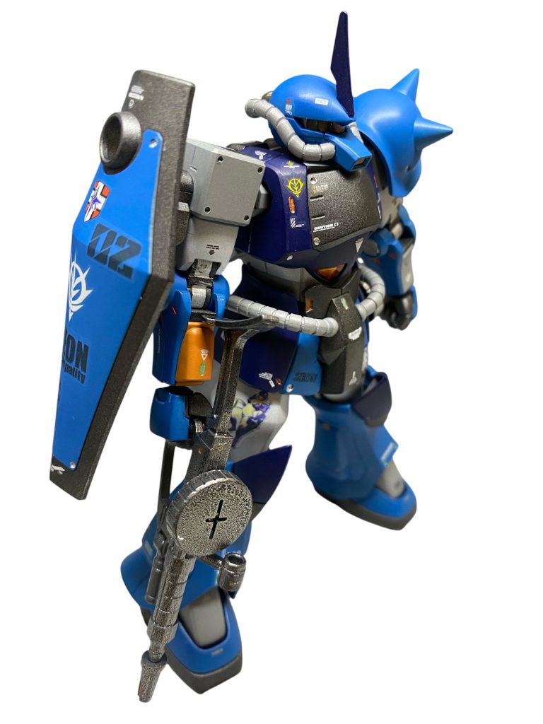 まだまだ灼熱の暑さの8月後半でしたが、9月2日(グフの日)に向けてグフを制作していました。ここのところ凝った改造が多かったので、手抜き息抜きでサクッと作れるよう心がけました。オリジナルのJ型とのコンパチギミックも、余剰のハンドパーツや、ジャンクのザクアーマー、持たせていないザクマシンガンなどが活かせないかと、何ならサフ吹き終えた後に思い付きでやりました笑